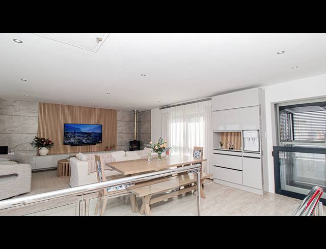 4 BEDROOM HOUSE FOR SALE IN BEACHFRONT